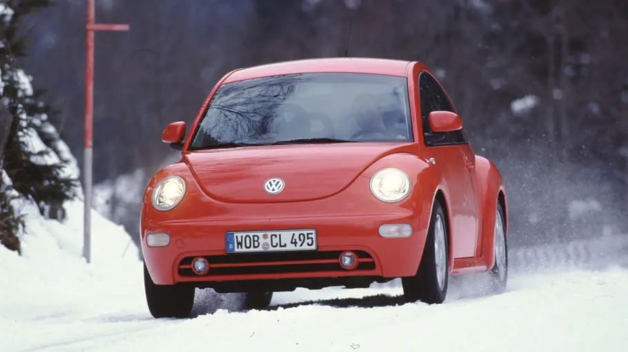 VW New Beetle fahrend von vorne