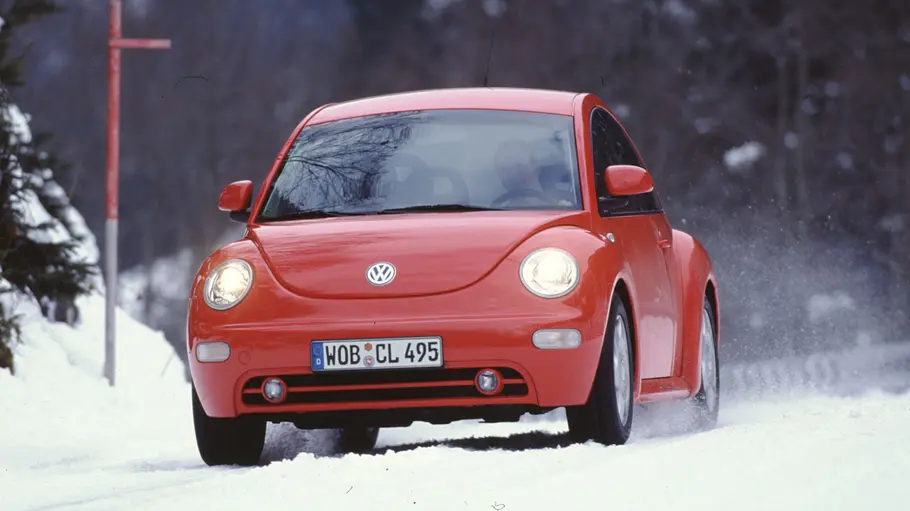 VW New Beetle 2.0 fahrend von vorne