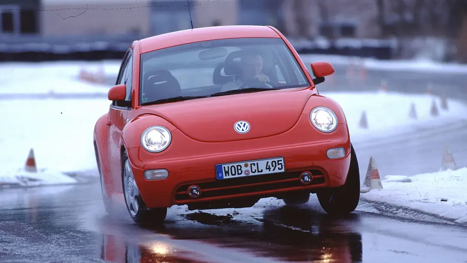 VW New Beetle 2.0 fahrend von vorne