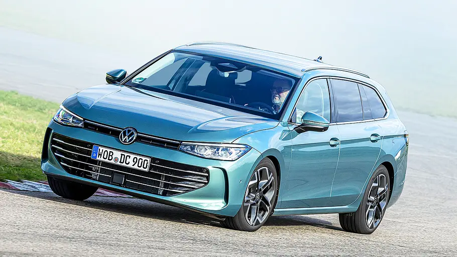 VW Passat Blick von schräg vorne auf den fahrenden VW Passat.