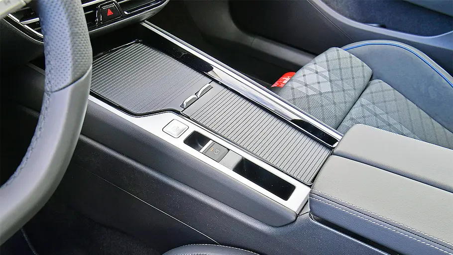 Blick auf die Mittelkonsole im Innenraum des VW Passat.
