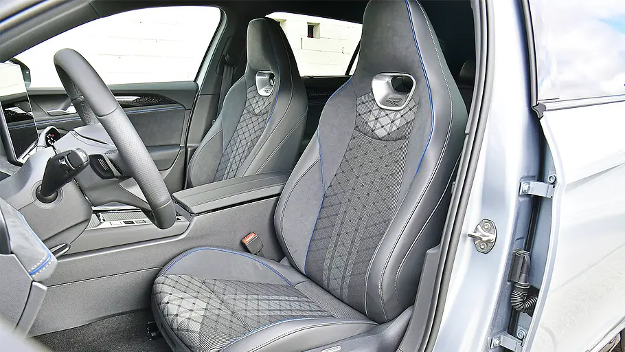 Blick auf die Vordersitze im Innenraum des VW Passat.