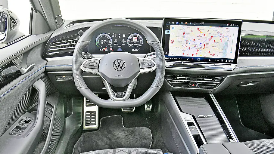 Blick auf die Armaturen im Innenraum des VW Passat.