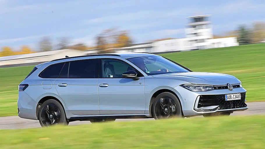Blick von schräg vorne auf den fahrenden VW Passat.