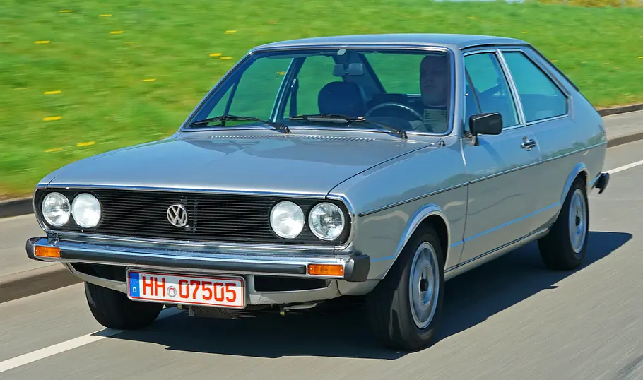 Der VW Passat fahrend von vorne