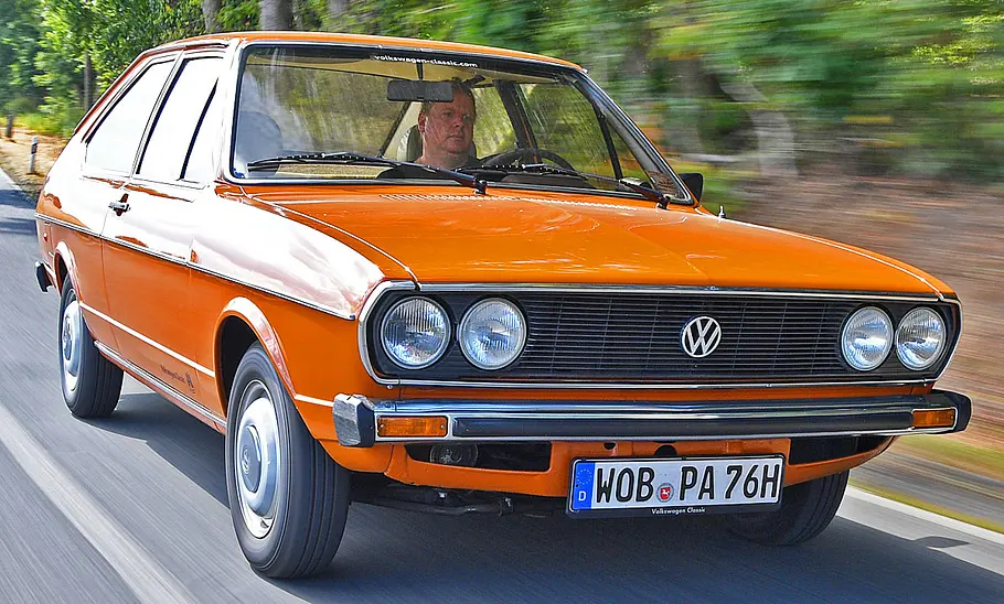 VW Passat B1 Der VW Passat B1 von vorne während der Fahrt fotografiert.