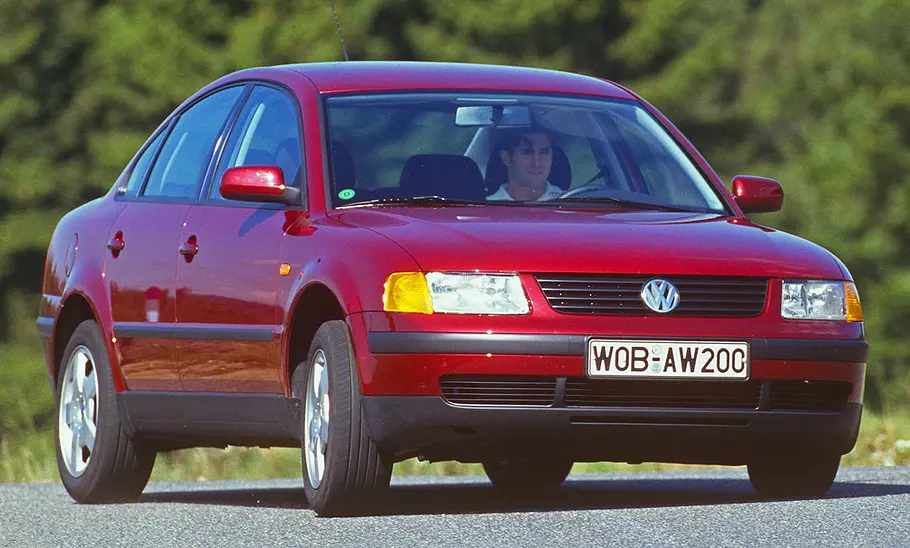 Der VW Passat fahrend von vorne.