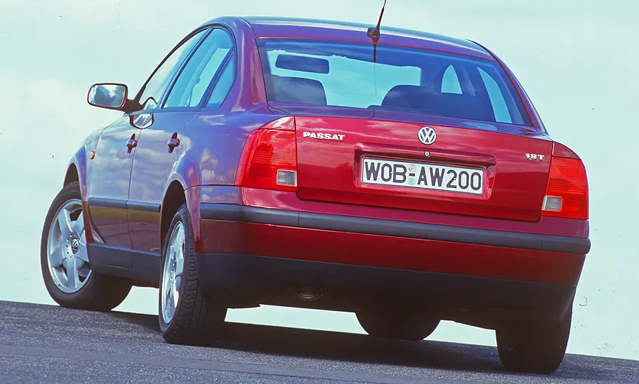 Der VW Passat stehend von hinten.