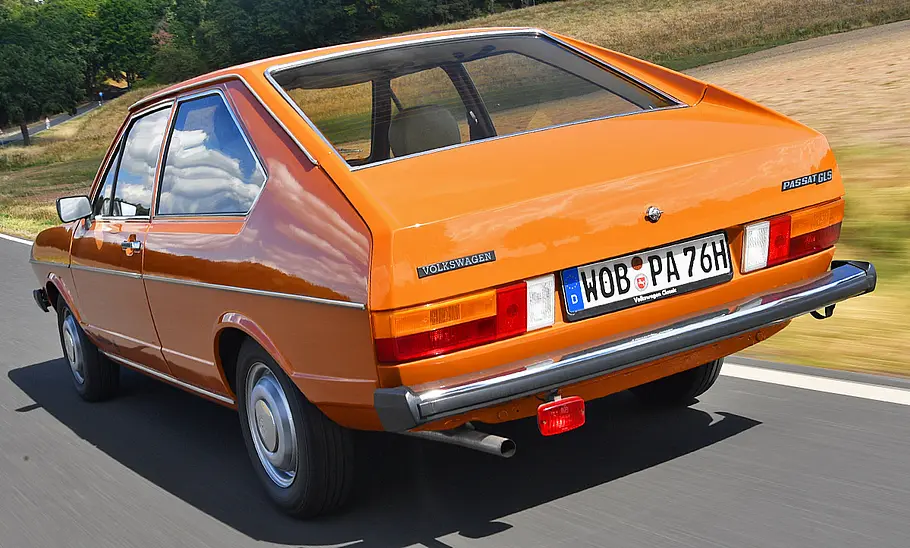 VW Passat B1 Der VW Passat B1 von hinten während der Fahrt fotografiert.