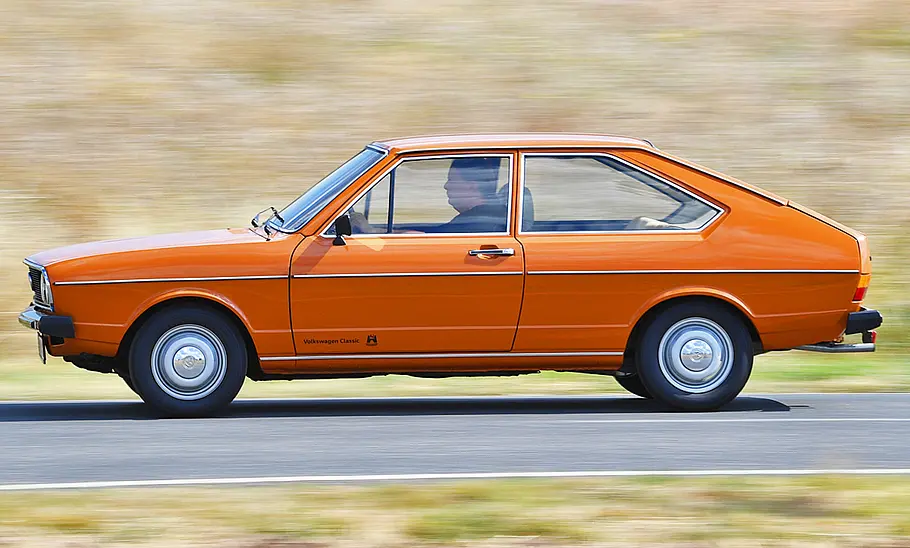 VW Passat B1 Der VW Passat B1 fahrend von der Seite fotografiert.