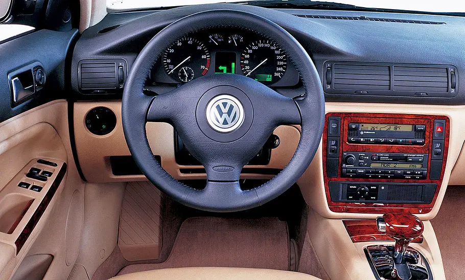 Das Cockpit des VW Passat.