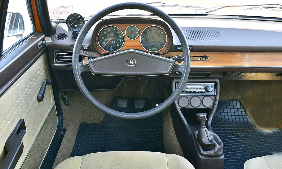 VW Passat B1 Das Cockpit des VW Passat B1.