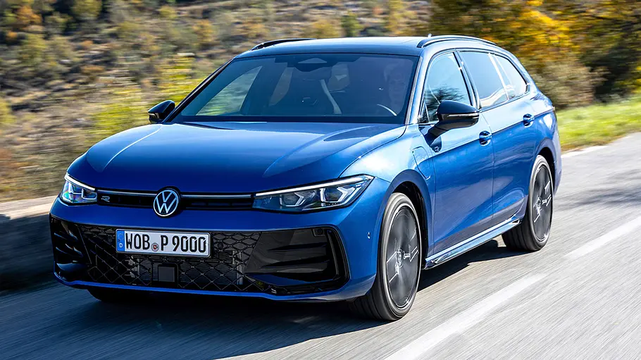 VW Passat Der VW Passat fahrend auf einer Straße.