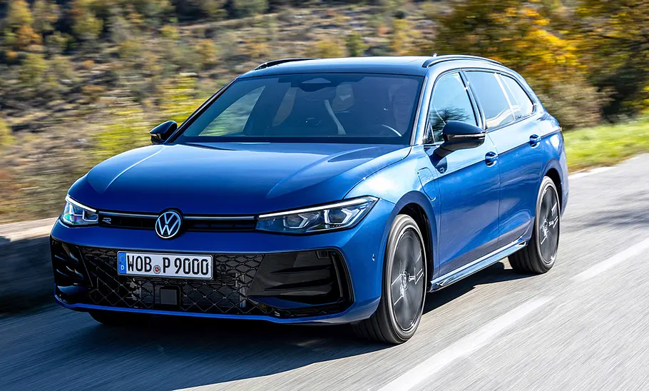 Der VW Passat fahrend auf einer Straße.