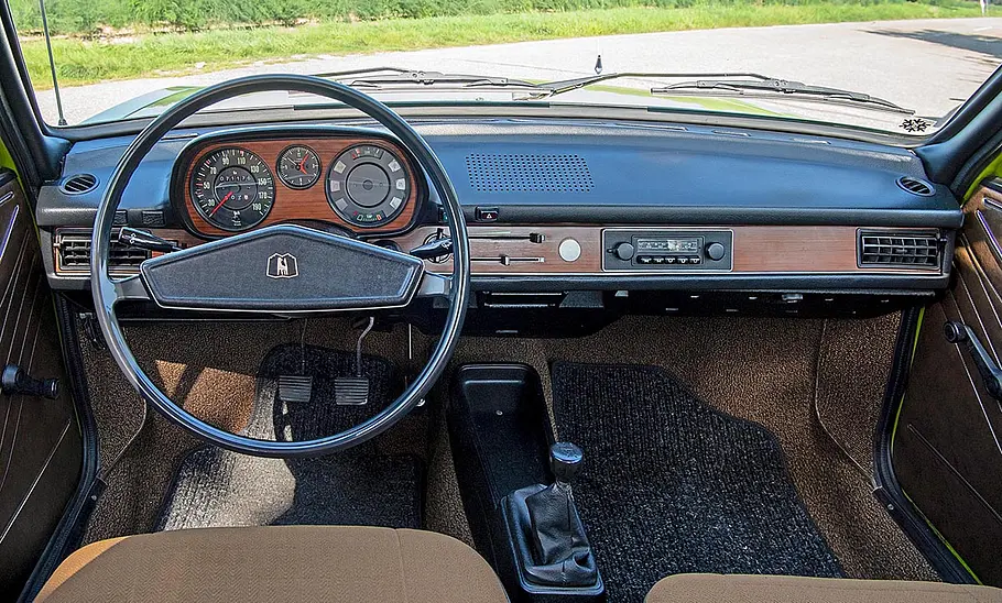 Das Cockpit des VW Passat B1.