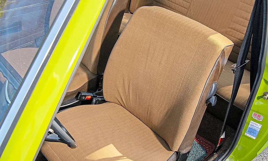 Der Vordersitz im VW Passat B1.
