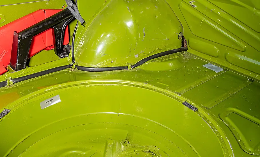 Das Radhaus hinten beim VW Passat B1 von innen fotografiert.