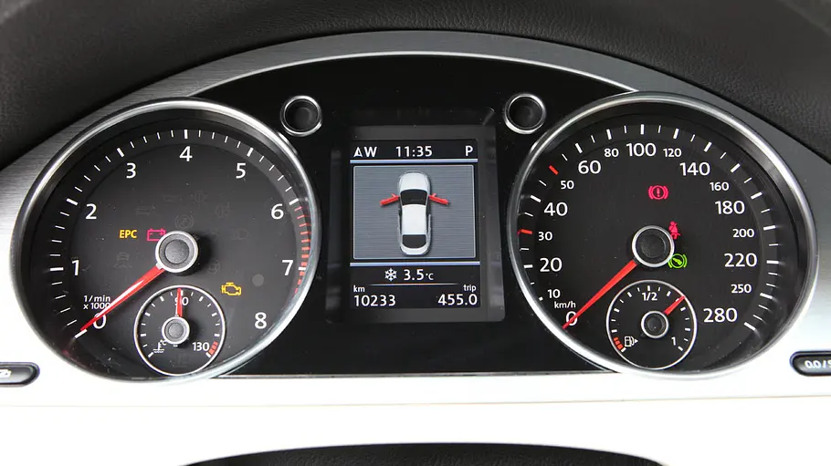 VW Passat CC 3.6 V6 4Motion Die Instrumente des VW Passat CC 3.6 V6 4Motion