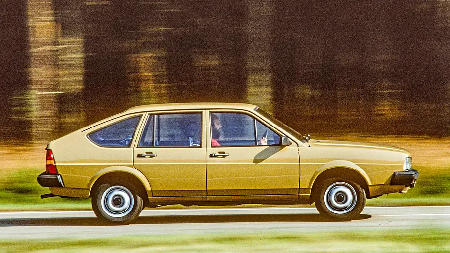 VW Passat GL VW Passat GL fahrend von der Seite fotografiert.