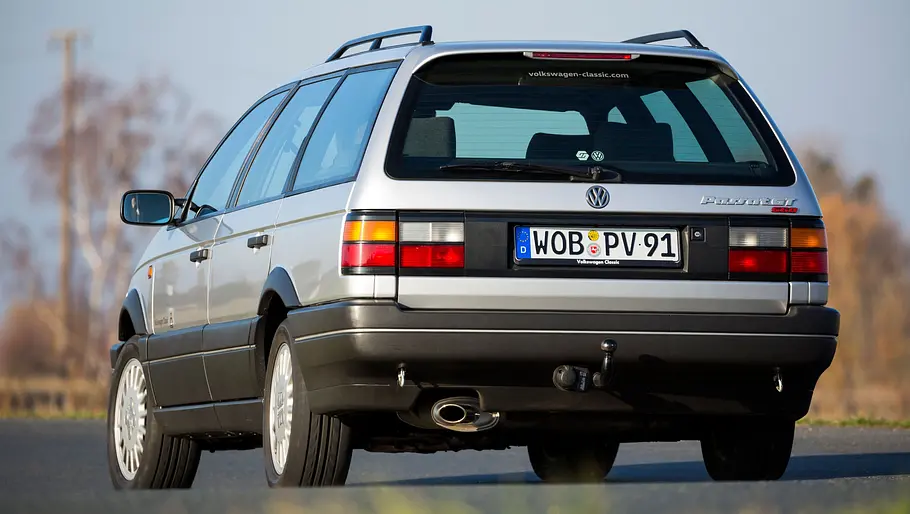 Der VW Passat GT G60 Syncro fahrend von hinten.