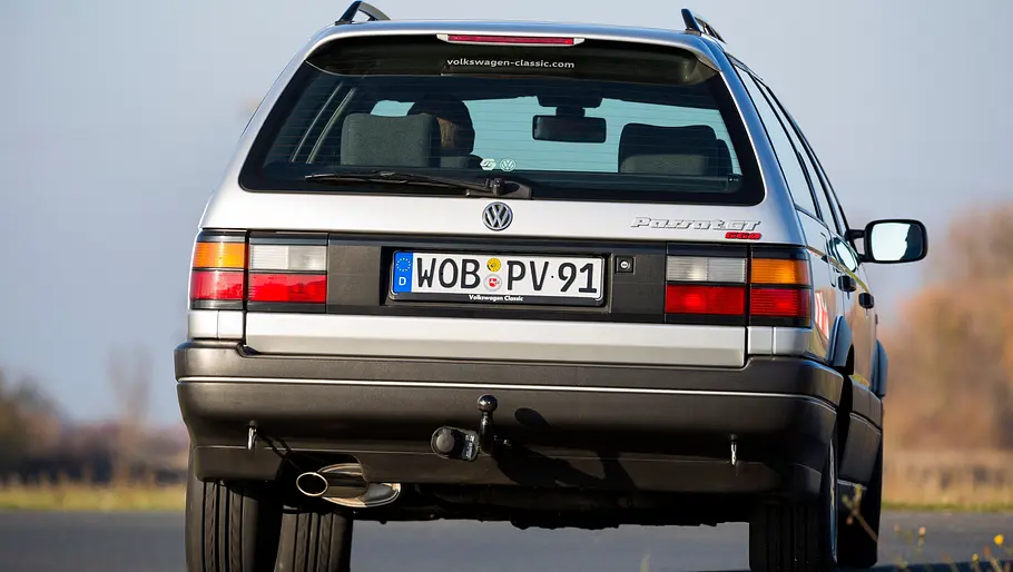 Der VW Passat GT G60 Syncro fahrend von hinten.