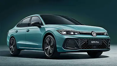 VW Passat Pro (2024) von schräg vorne rechts im Studio fotografiert, Auto ist auf Drehteller geparkt. - Foto: VW China