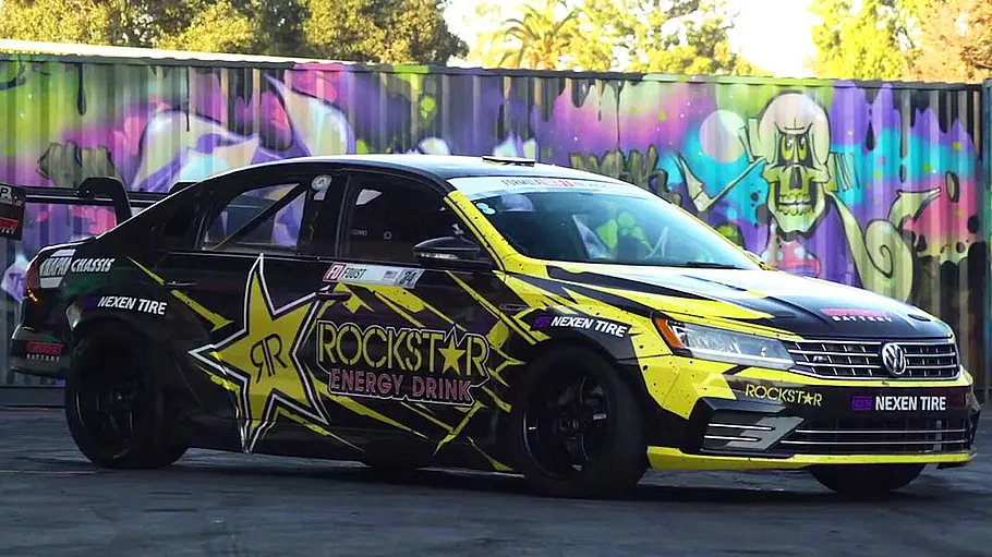 Platz 9: VW Passat von Tanner Foust Der VW Passat von Tanner Foust stehend von schräg vorne.