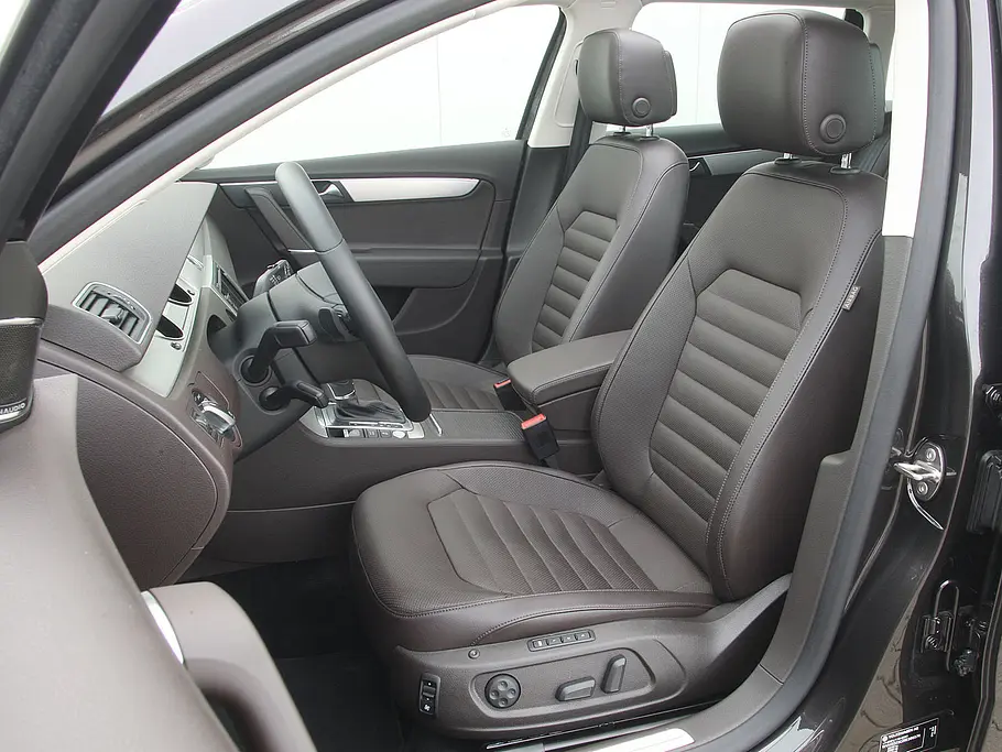 VW Passat Variant 2.0 TDI (DSG) bequeme Vordersitze