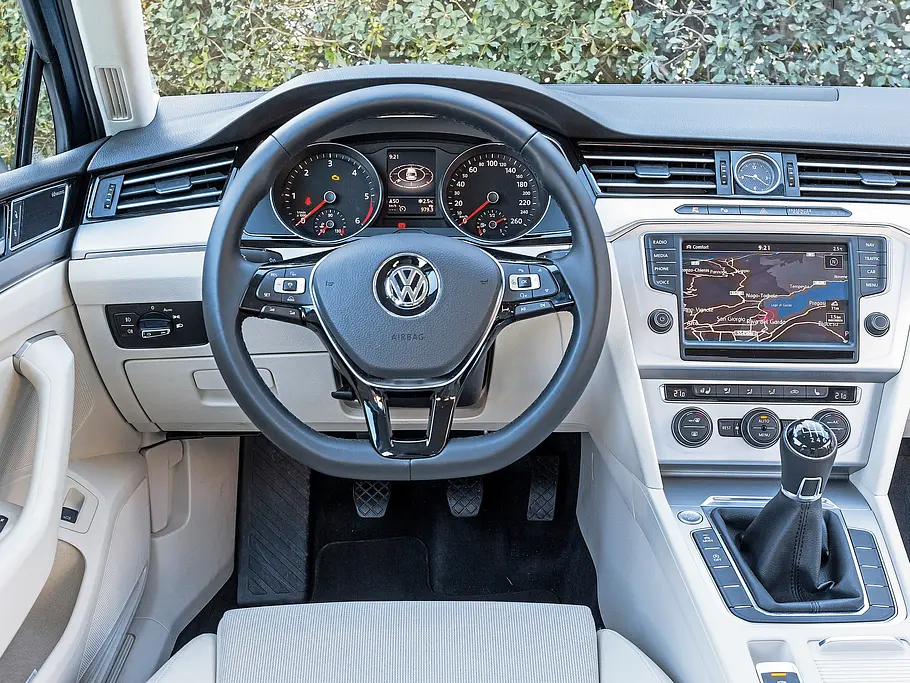 VW Passat Variant 2.0 TDI BMT Kombi Vergleich Test Cockpit
