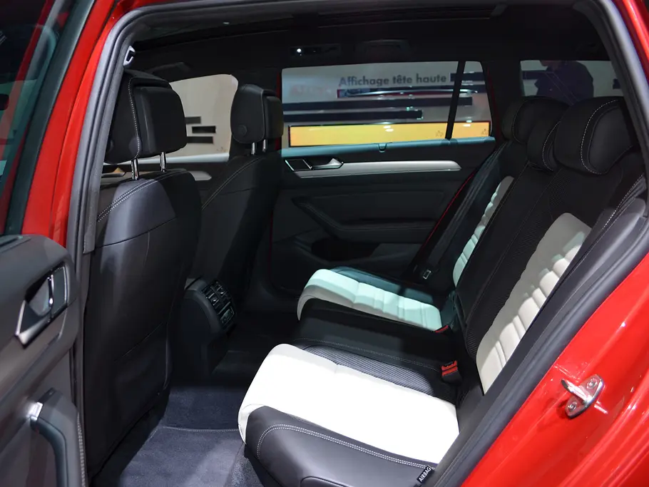VW Passat Variant R-Line VW Passat Variant R-Line 2014 B8 Mittelklasse-Kombi Bilder Live Pariser Autosalon