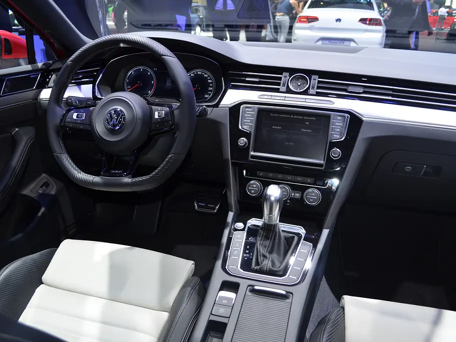 VW Passat Variant R-Line VW Passat Variant R-Line 2014 B8 Mittelklasse-Kombi Bilder Live Pariser Autosalon