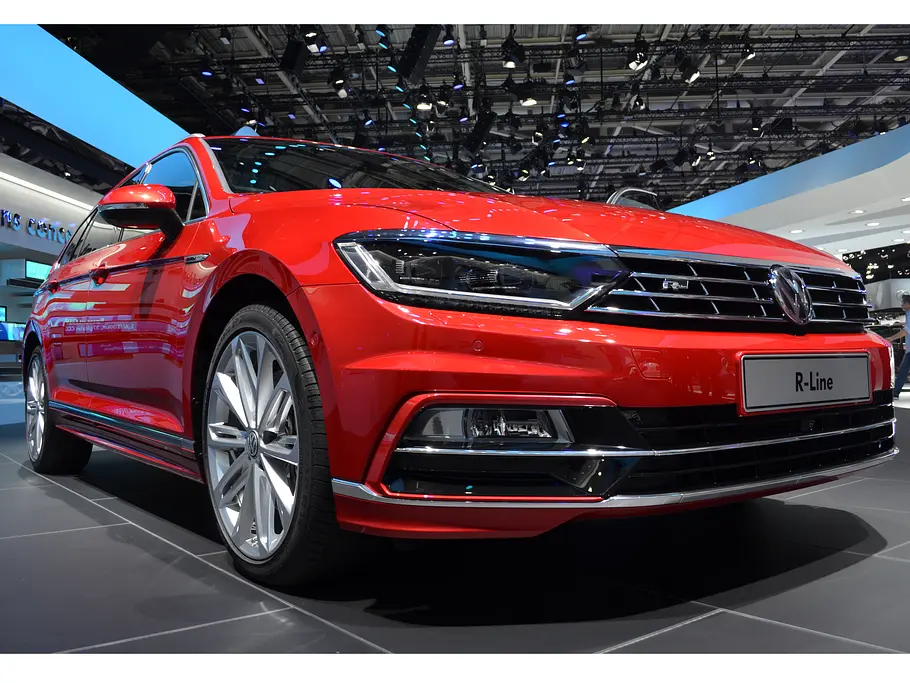 VW Passat Variant R-Line VW Passat Variant R-Line 2014 B8 Mittelklasse-Kombi Bilder Live Pariser Autosalon