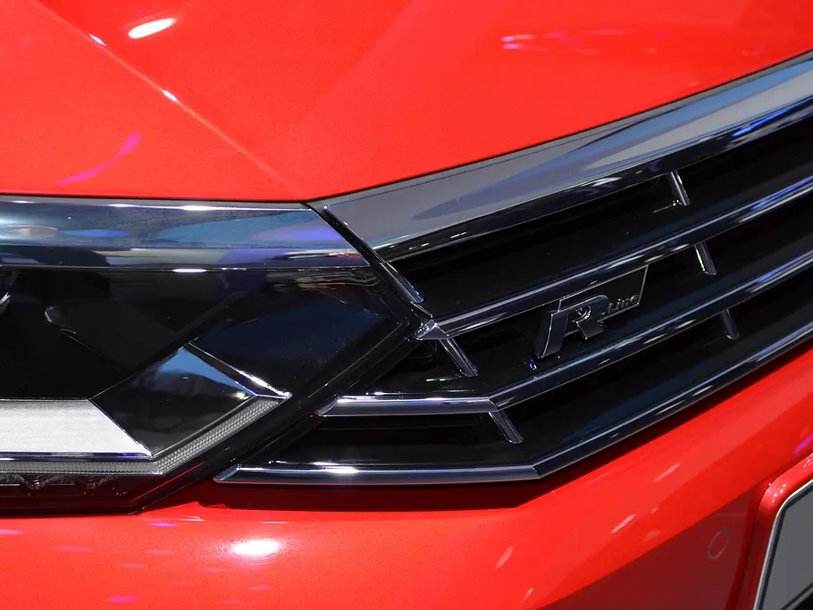 VW Passat Variant R-Line VW Passat Variant R-Line 2014 B8 Mittelklasse-Kombi Bilder Live Pariser Autosalon