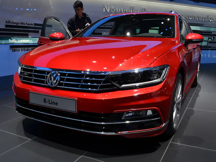 VW Passat Variant R-Line VW Passat Variant R-Line 2014 B8 Mittelklasse-Kombi Bilder Live Pariser Autosalon