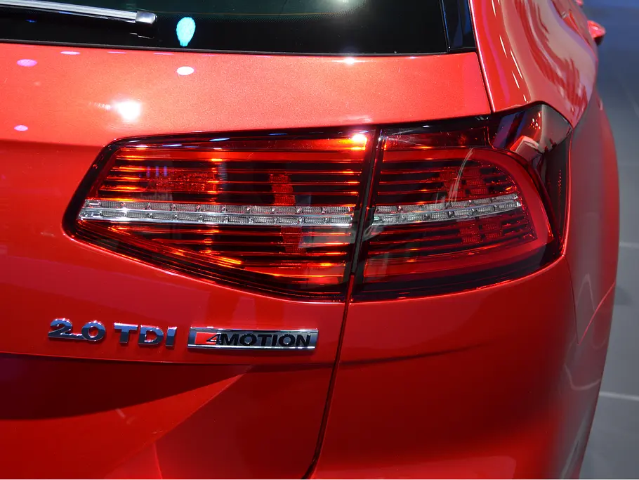 VW Passat Variant R-Line VW Passat Variant R-Line 2014 B8 Mittelklasse-Kombi Bilder Live Pariser Autosalon