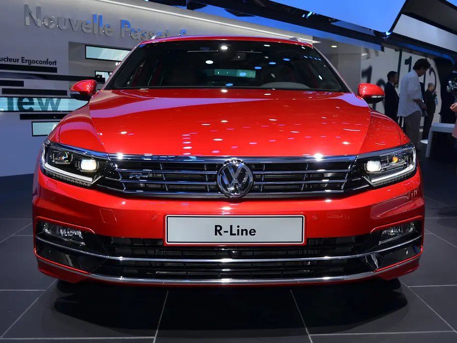 VW Passat Variant R-Line VW Passat Variant R-Line 2014 B8 Mittelklasse-Kombi Bilder Live Pariser Autosalon
