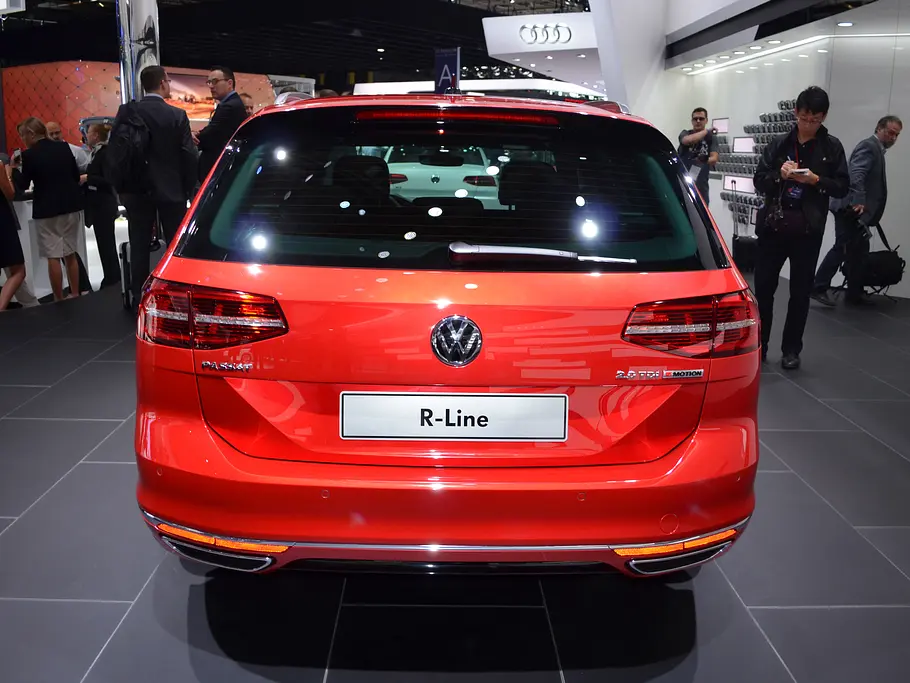 VW Passat Variant R-Line VW Passat Variant R-Line 2014 B8 Mittelklasse-Kombi Bilder Live Pariser Autosalon