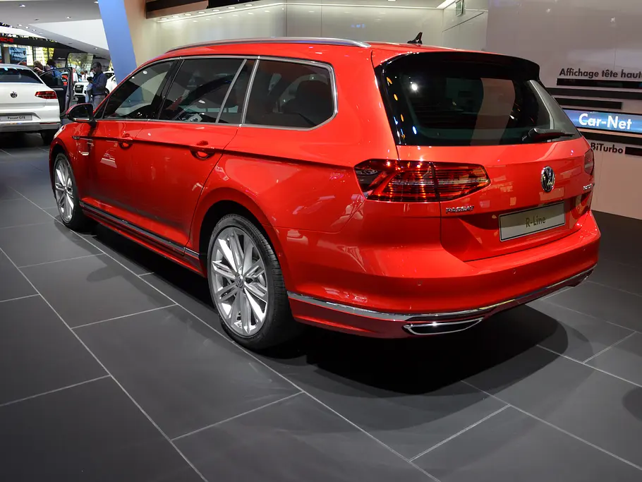 VW Passat Variant R-Line VW Passat Variant R-Line 2014 B8 Mittelklasse-Kombi Bilder Live Pariser Autosalon