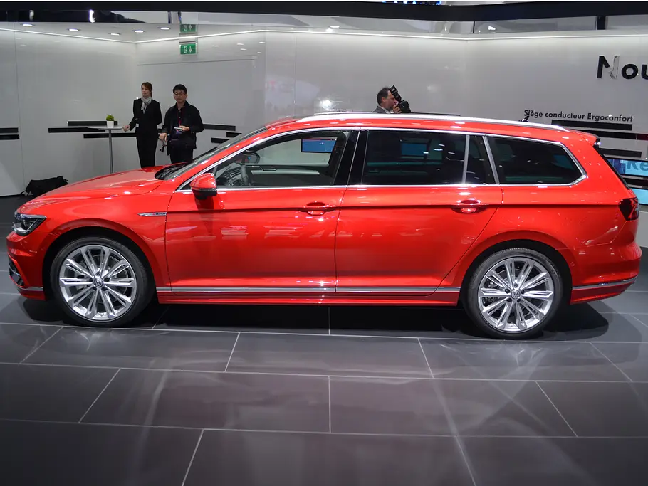 VW Passat Variant R-Line VW Passat Variant R-Line 2014 B8 Mittelklasse-Kombi Bilder Live Pariser Autosalon