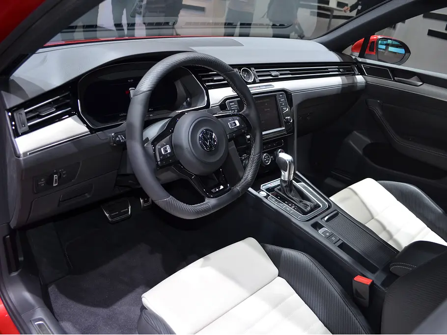 VW Passat Variant R-Line VW Passat Variant R-Line 2014 B8 Mittelklasse-Kombi Bilder Live Pariser Autosalon