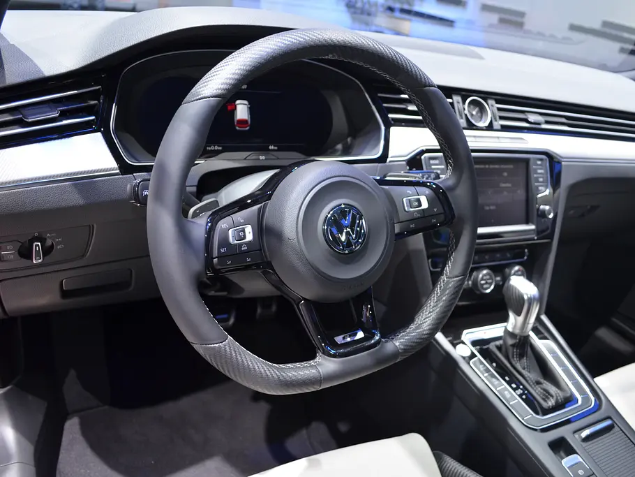 VW Passat Variant R-Line VW Passat Variant R-Line 2014 B8 Mittelklasse-Kombi Bilder Live Pariser Autosalon