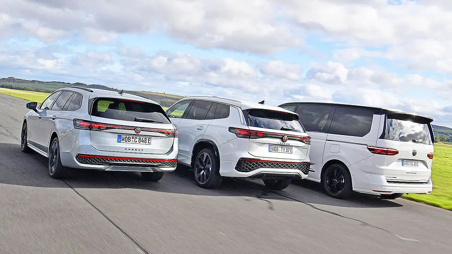 Blick von schräg hinten auf den fahrenden VW Passat, VW Tayron und VW Multivan.