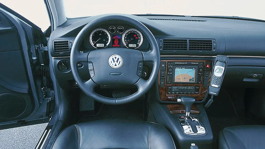 Das Cockpit des VW Passat W8. 