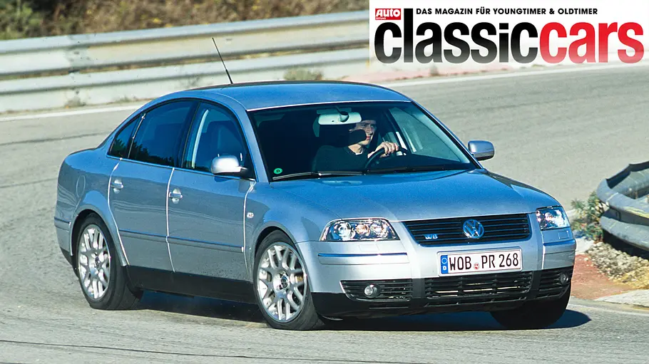 VW Passat W8 fahrend von schräg vorne fotografiert. 