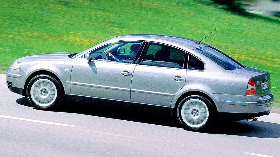 VW Passat W8fahrend von der Seite fotografiert. 