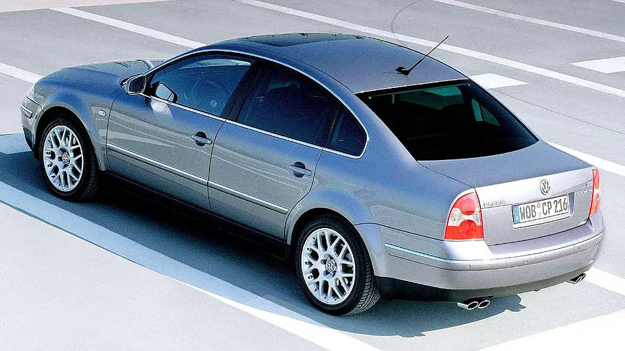 VW Passat W8 statisch von schräg oben hinten fotografiert. 