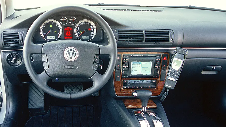 Das Cockpit des VW Passat W8. 
