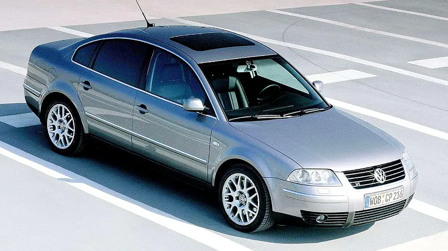 VW Passat W8 statisch von schräg oben vorne fotografiert. 