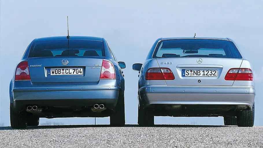 VW Passat W8/Mercedes E 430 statisch von hinten fotografiert. 