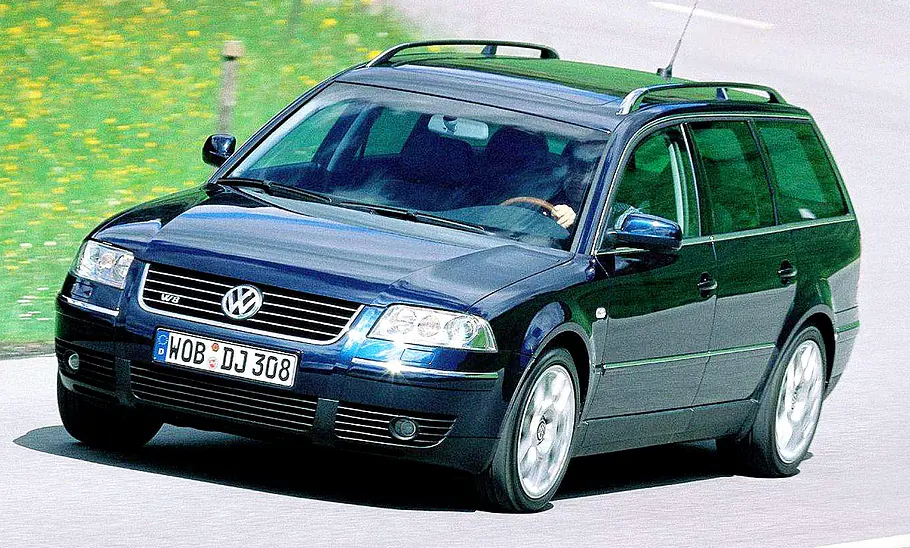 VW Passat W8 Variant fahrend von schräg vorne fotografiert. 